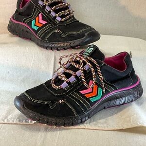 TIGERBEAR Republic UNIQUE WOMENS Runners,  size8.5 women 
A+